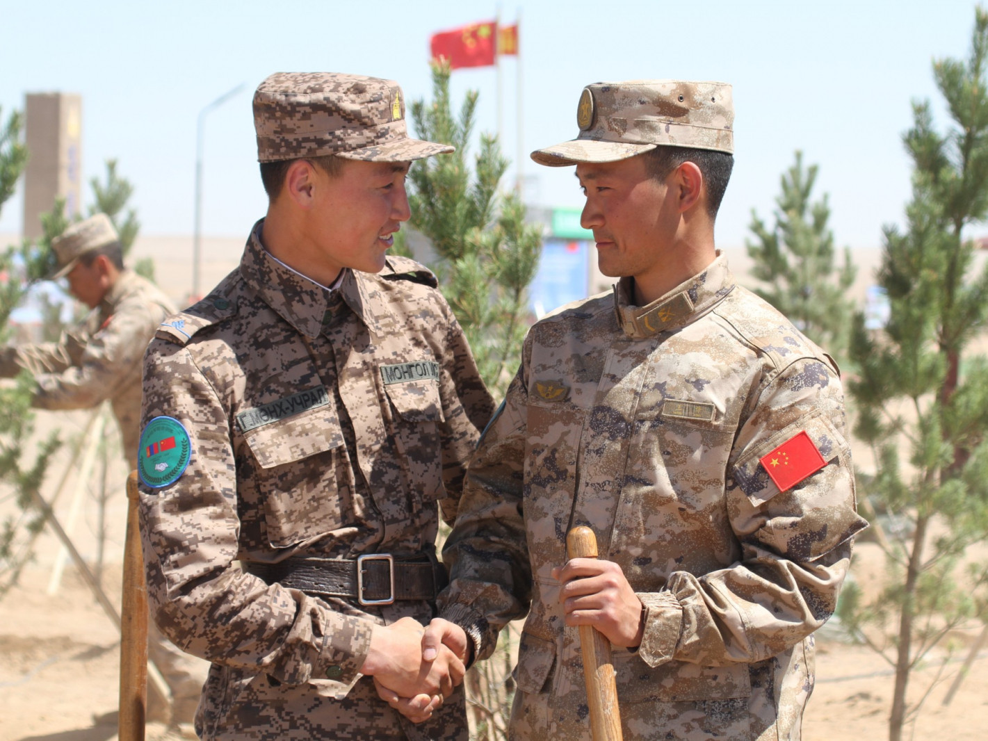 Монгол, БНХАУ-ын зэвсэгт хүчний алба хаагчид хамтран Дорноговьд 400 гаруй нарс мод тарьжээ