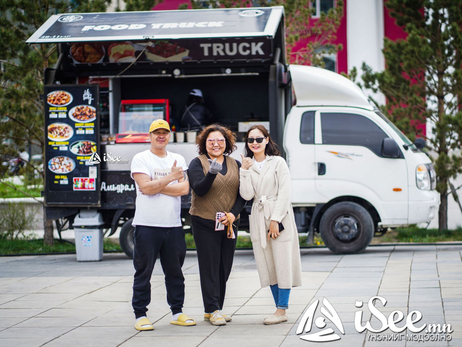 ФОТО: "Street food" ажиллуулдаг залуус Улаанбаатар хотын төвд үйл ажиллагаагаа дахин явуулж эхэллээ