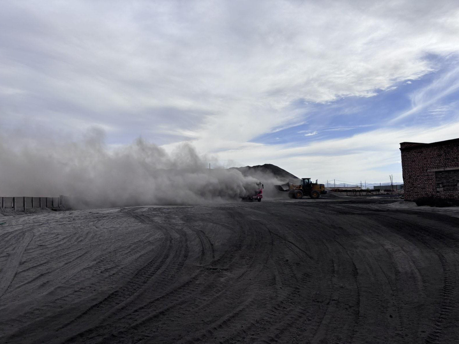 Олон тонн хог хаягдал асгаж бүтээн байгуулалтын ажилд саад учруулахаар оролджээ 