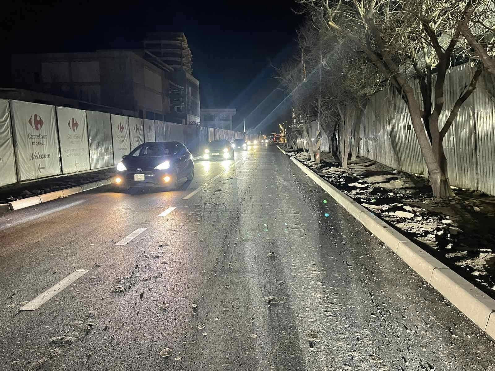 Зайсангийн шинээр хучсан замыг барилгын зуурмаг тээвэрлэж явсан машин бохирдуулжээ