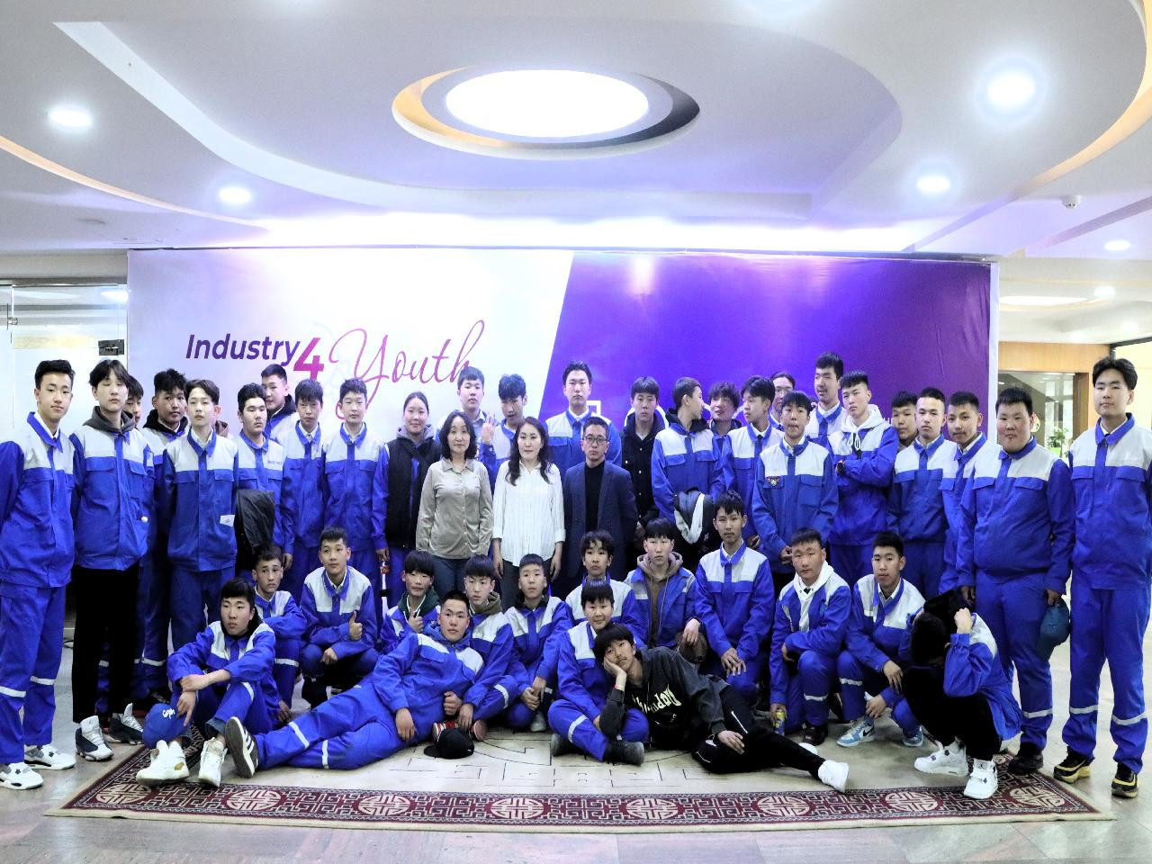 Хөнгөн үйлдвэрийн салбарын 1000 оюутан чуулав