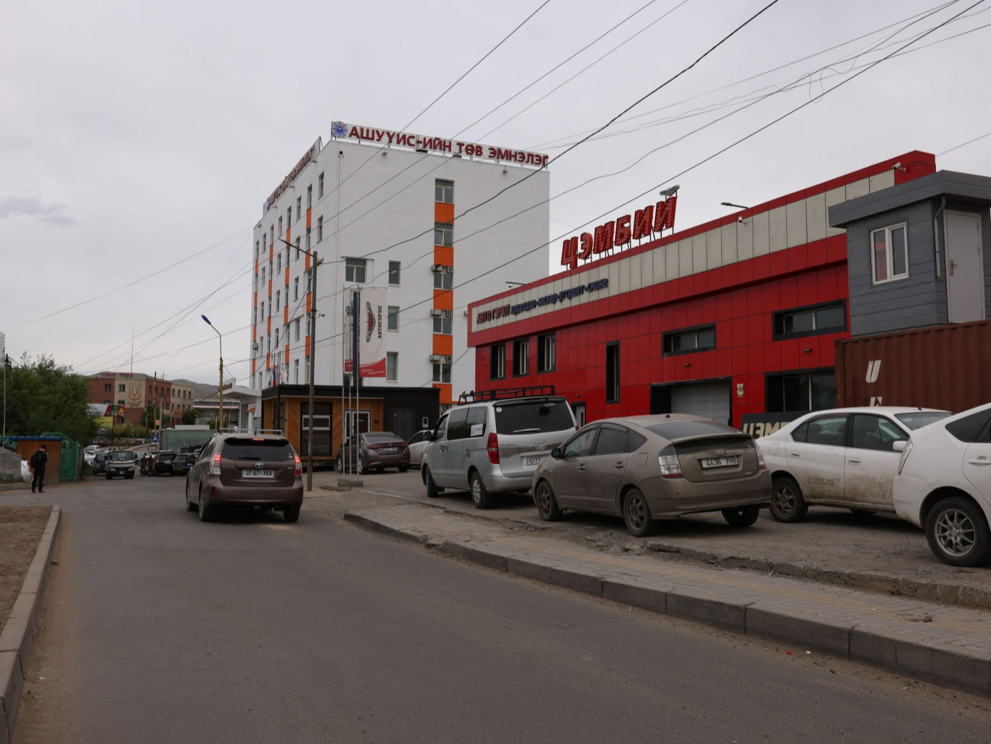 Зөвшөөрөлгүй барьсан 52 гараашийг албадан буулгаж зогсоол, ногоон байгууламж болгон тохижуулна