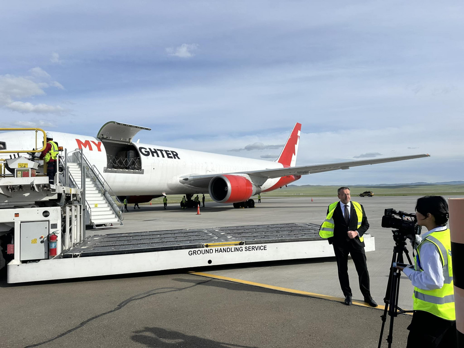 Чехээс тээвэрлэсэн 37 тонн ачаа бүхий анхны карго нислэг өчигдөр Улаанбаатарт иржээ