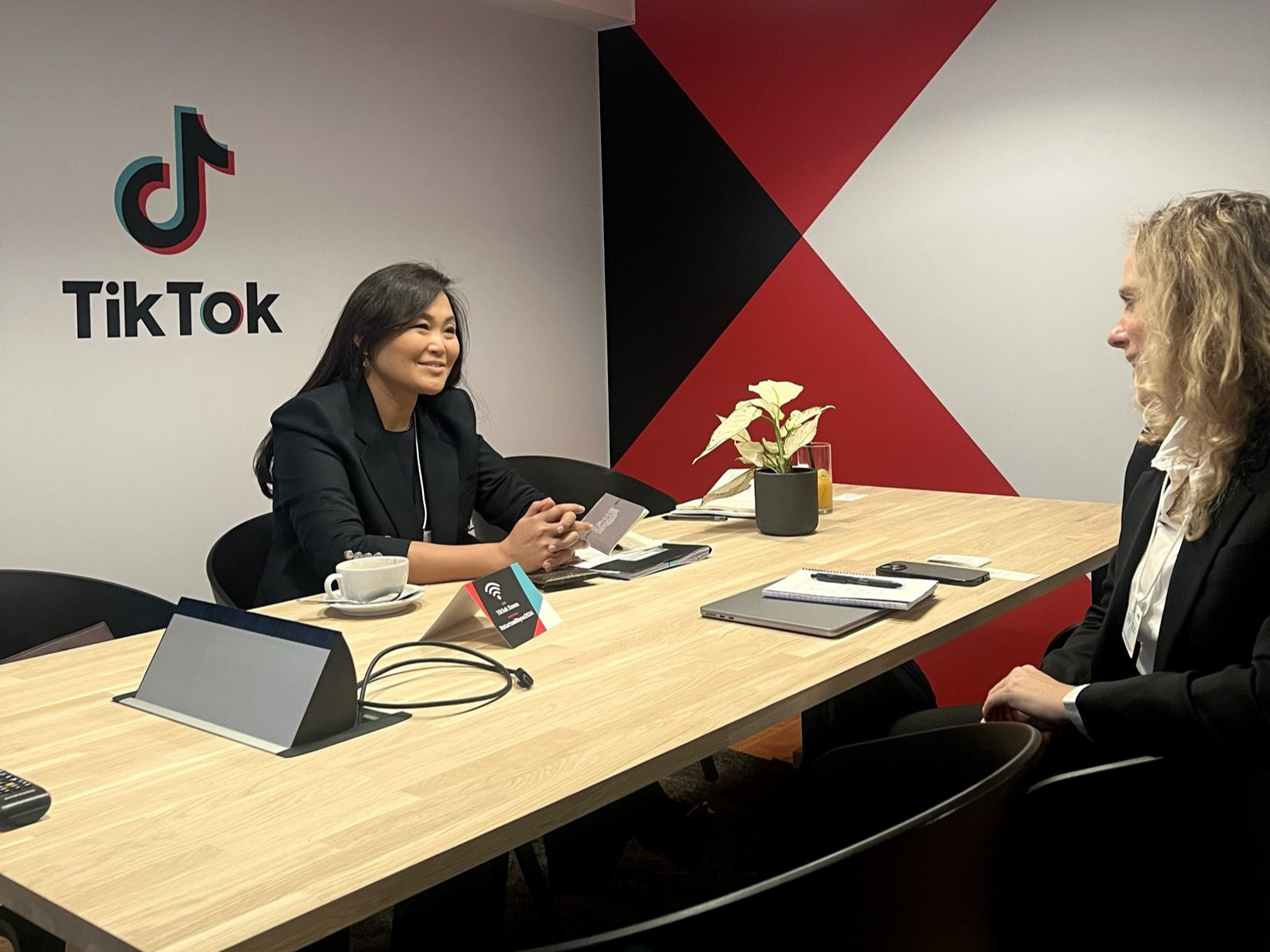 Соёлын сайд Ч.Номин "Тикток" компанийн Олон нийттэй харилцах бодлого хариуцсан дэд захиралтай уулзлаа