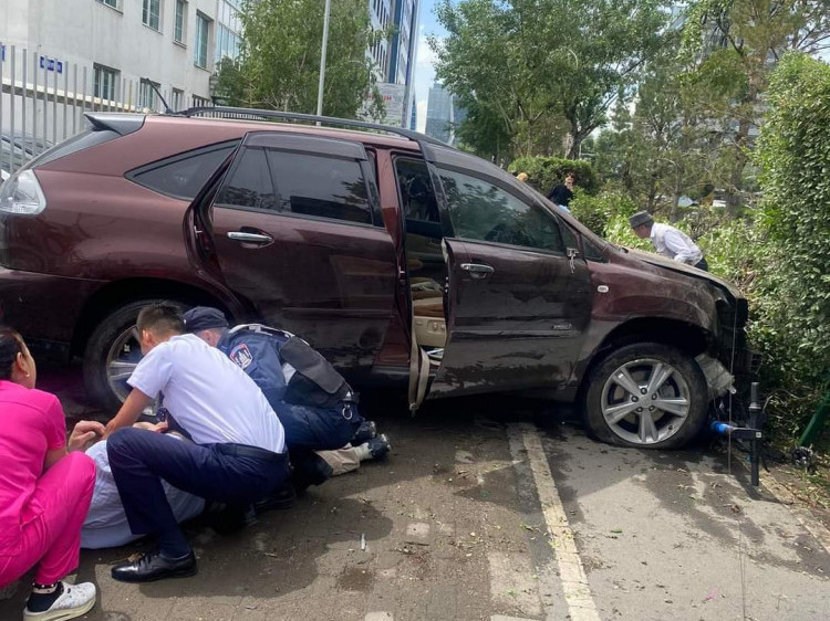 Тээврийн хэрэгсэл жолоодож явсан иргэн таталт өгч, замын хажуу руу осолджээ