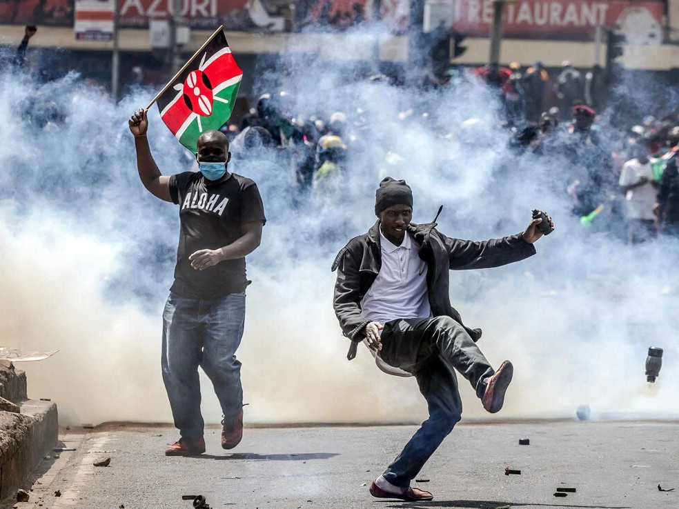 Жагсаалын үеэр 23 хүн алагдсаны дараа Кенийн ерөнхийлөгч татварын шинэ хуулийн төслөө буцаан татжээ