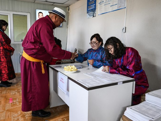 Хятад, Оросын дунд хавчуулагдсан ардчилсан орон Монголын сонгогчид шинэ парламентаа сонгож байна гэж "PBS news" мэдээллээ