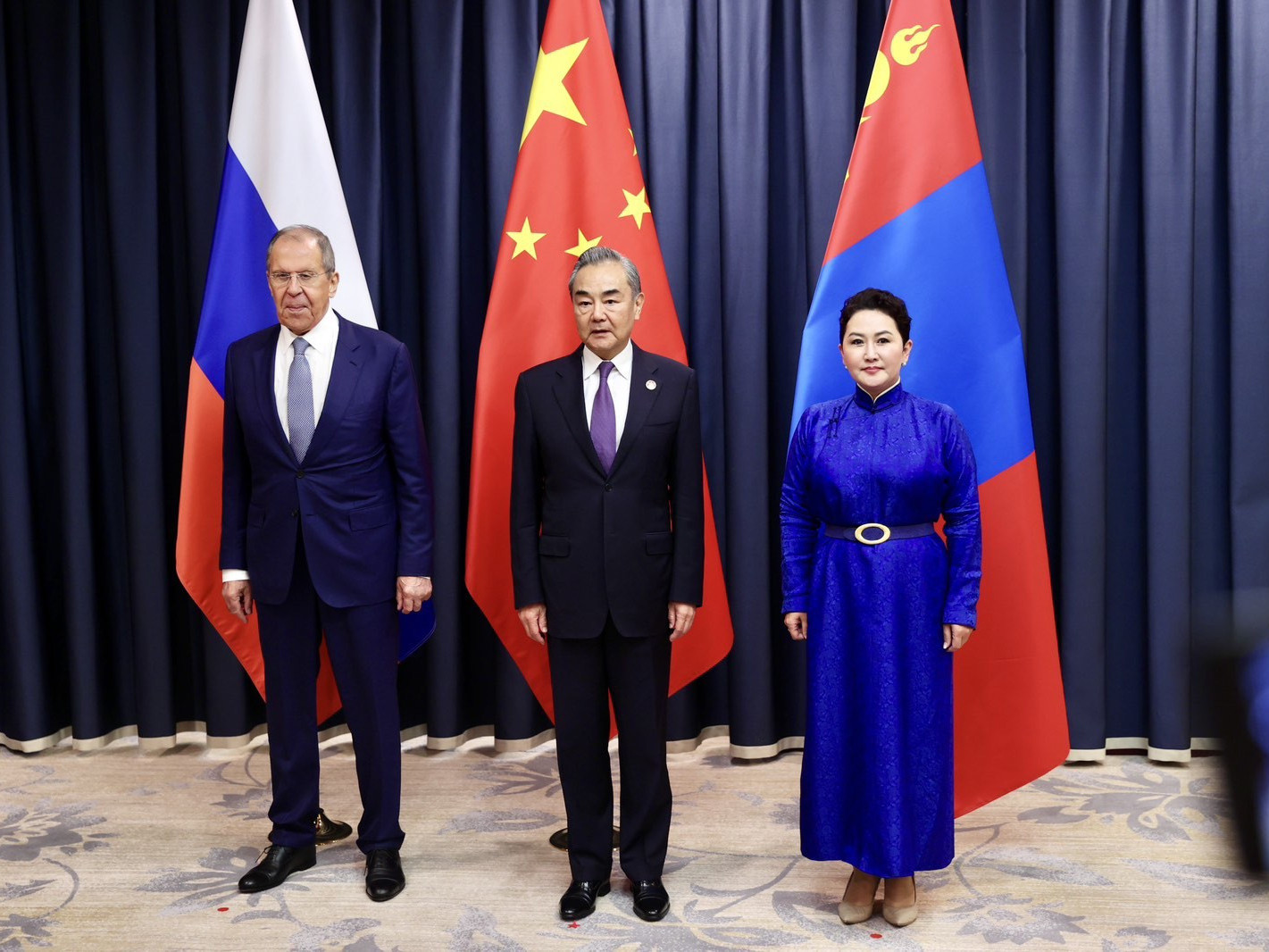 ШХАБ-ын уулзалтын үеэр Монгол, Хятад, Оросын Гадаад харилцааны сайд нар уулзжээ