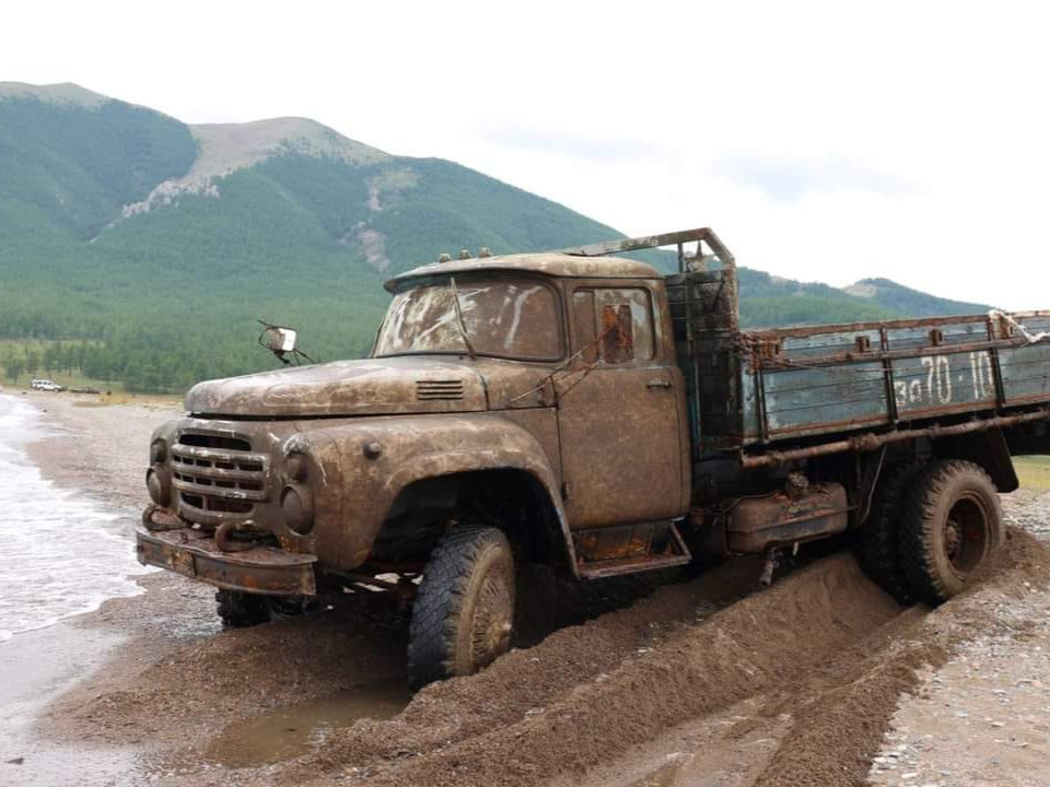 Хөвсгөл далайд 1989 онд живсэн "ЗИЛ-130" загварын ачааны автомашиныг 56 цаг ажиллаж татан гаргалаа