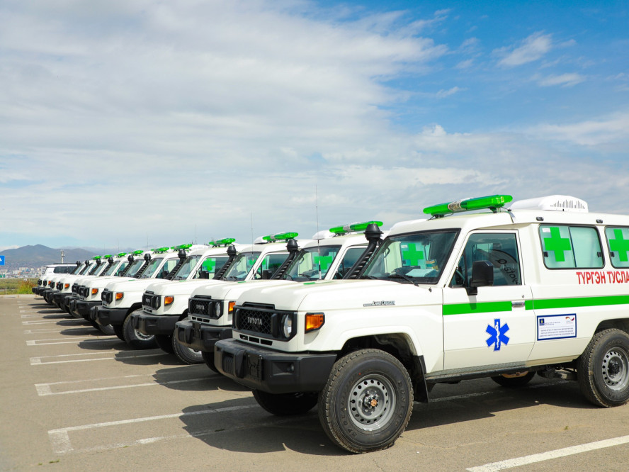 Тусгай хамгаалалтын бүсийн сумдад эмнэлгийн түргэн тусламжийн автомашин гардуулжээ
