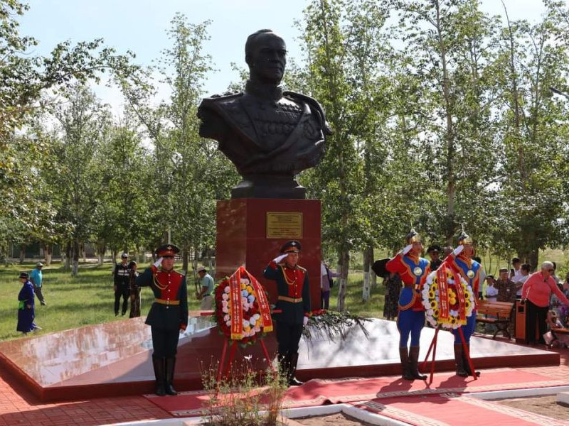 Дорнод аймгийн Чойбалсан хотод Жуковын хөшөөг шинээр босгожээ