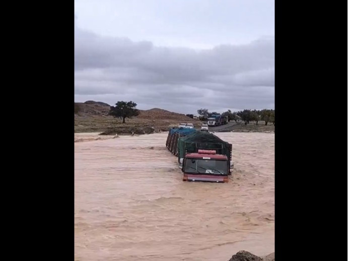 ВИДЕО: Өмнөговь аймгийн Цагаан хаданд үер бууж ачааны машин далд оржээ 