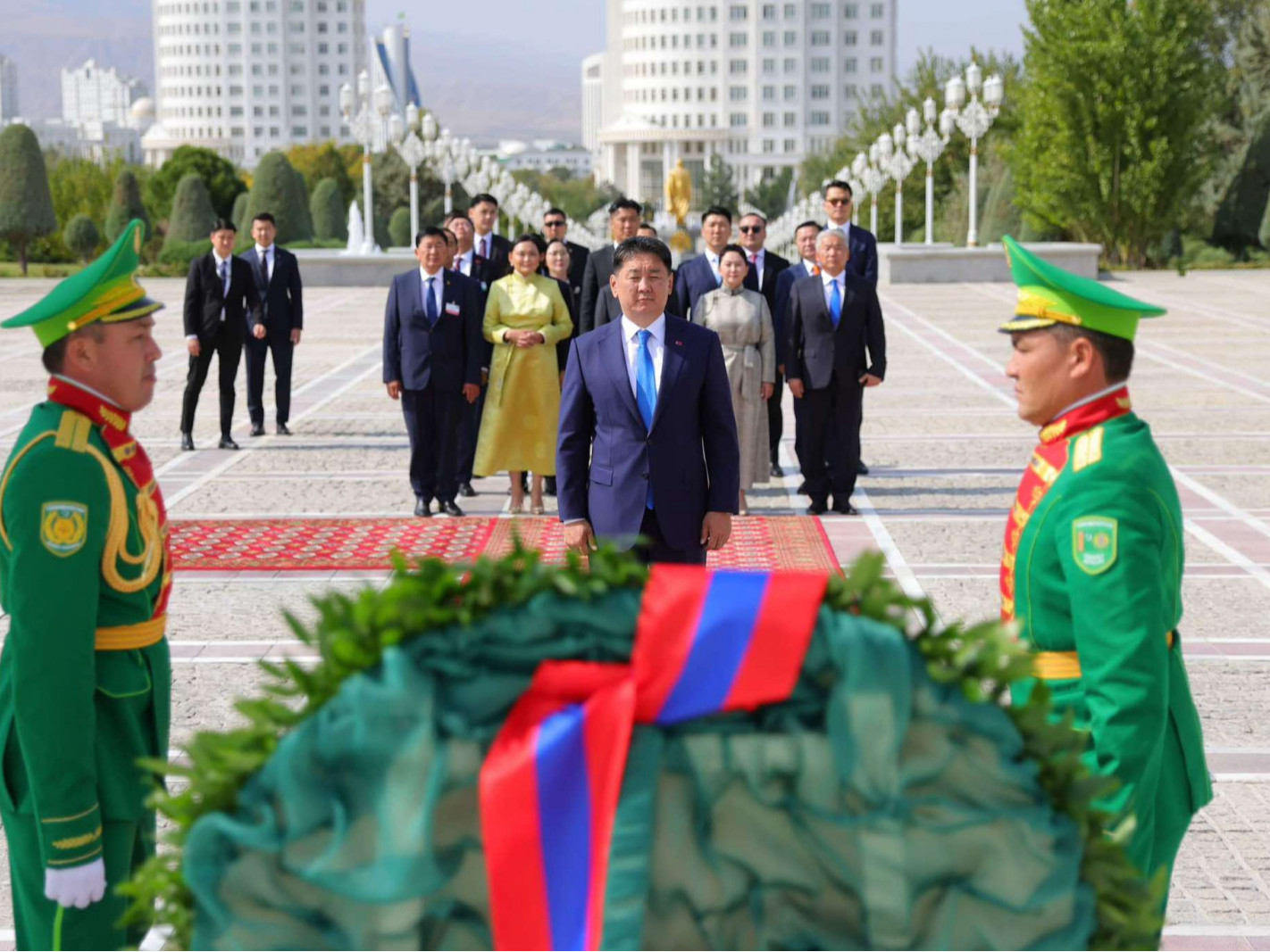 Ерөнхийлөгч У.Хүрэлсүх Туркменистаны “Тусгаар тогтнолын хөшөө”-нд цэцэг өргөж, “Хүндэт зочдын төгөл”-д мод тарилаа