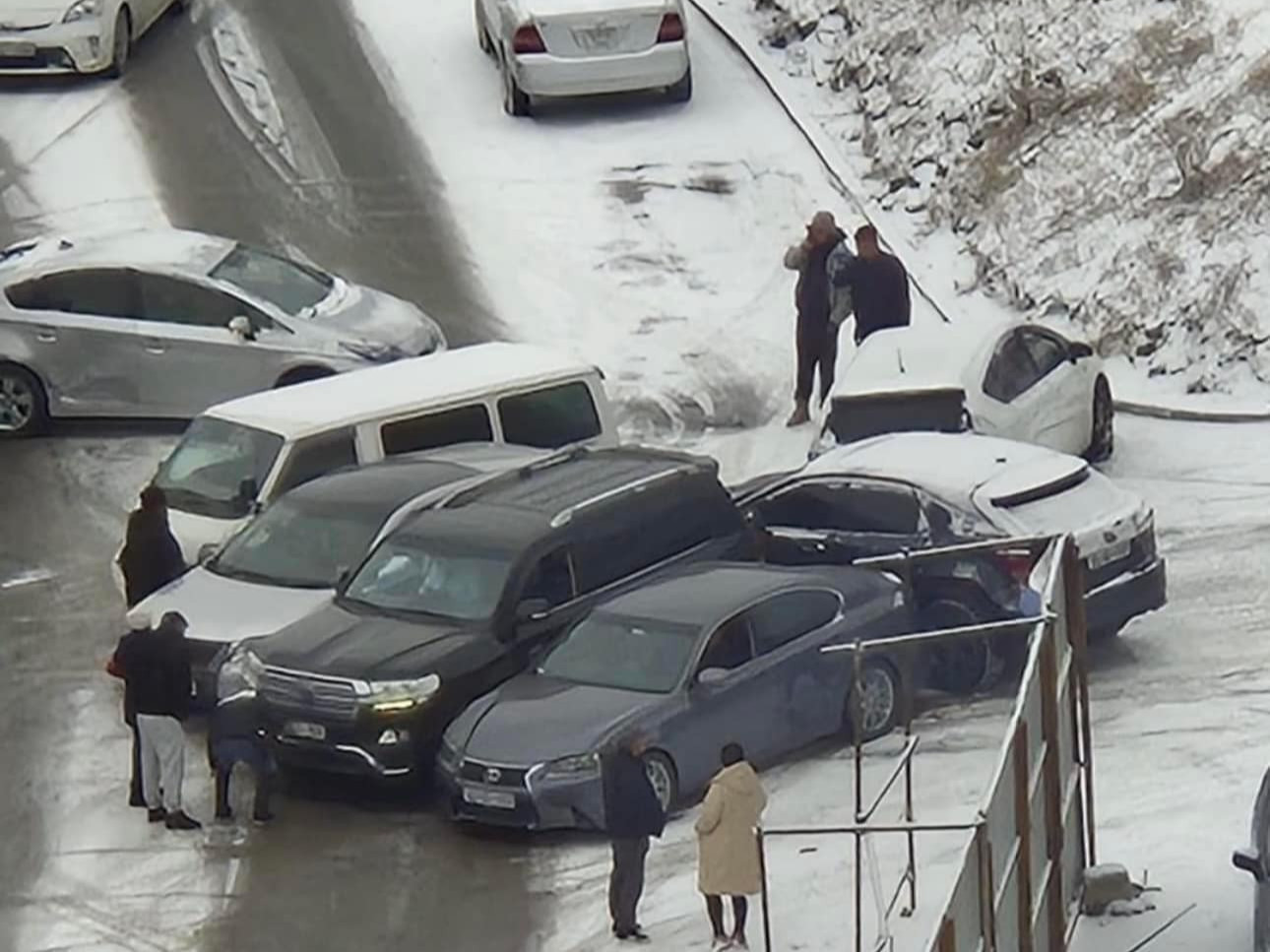 Авто замд халтиргаа үүссэний улмаас олон тооны автомашин мөргөлдсөн осол гарчээ