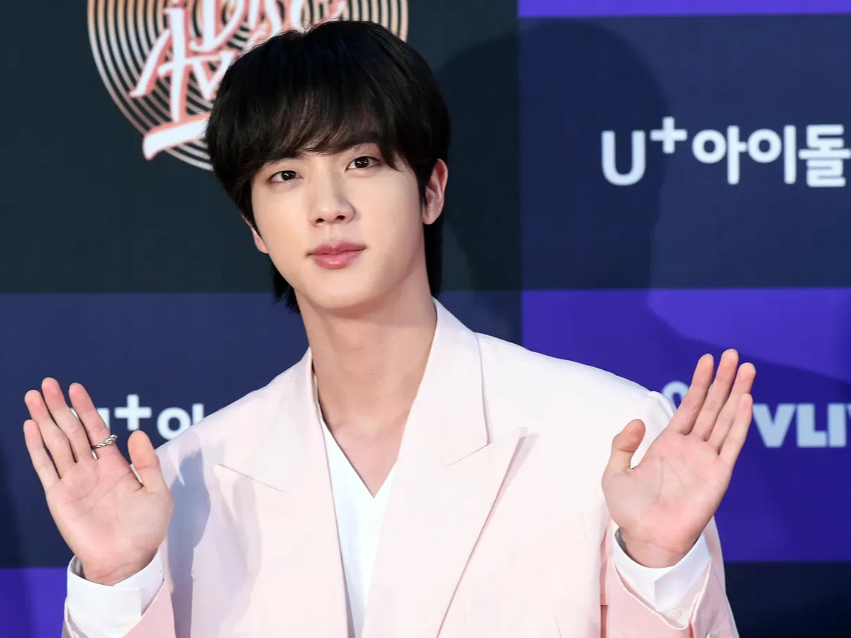 Алдарт BTS хамтлагийн Jin анхны бие даасан “Happy” нэрт цомгоо гаргажээ