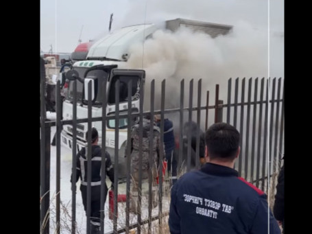 ВИДЕО: Том оврын тээврийн хэрэгслүүдийн зогсоолд автомашин шатаж байсныг унтрааж, галын тархалтаас сэргийлжээ