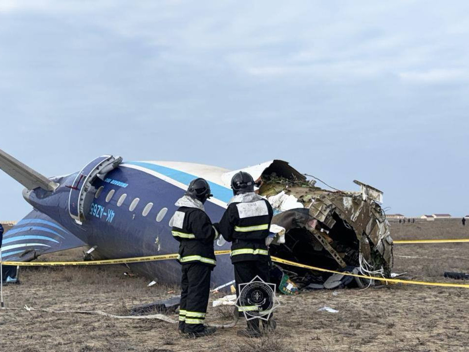 ВИДЕО: Казахстанд осолдсон онгоцноос 29 хүн амьд үлдсэн бөгөөд, онгоцны далавчинд гэмтэл гарсан бичлэг нийтлэгджээ