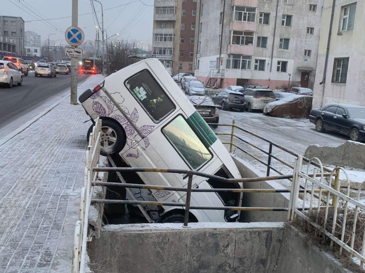 Үерийн хамгаалалтын хашлага мөргөж, автомашинтайгаа суваг руу унаж осолдсон хэрэг гарчээ