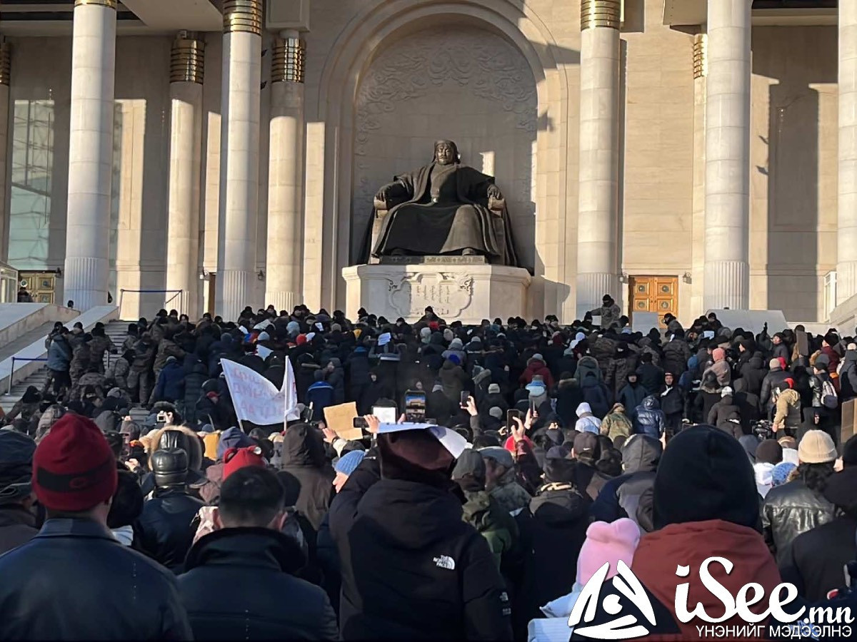 ШУУРХАЙ: Жагсаалд оролцож буй иргэд Төрийн ордон руу дайрч байна