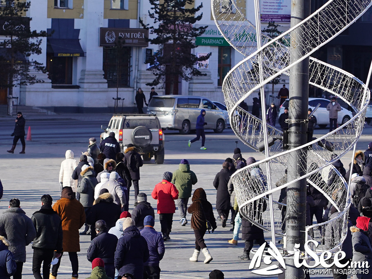 ФОТО: Жагсагчид руу дайрч орсон автомашиныг цагдаагийн алба хаагчид Сүхбаатарын талбайгаас гаргав