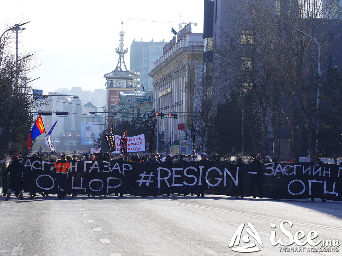 LIVE: Иргэд үзэл бодлоо илэрхийлэн жагсаж, төв замын хөдөлгөөнийг хаалаа