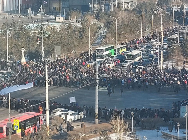 "Төв шуудан"-ийн орчмын төв замын уулзварыг жагсагчид хаагаад байна