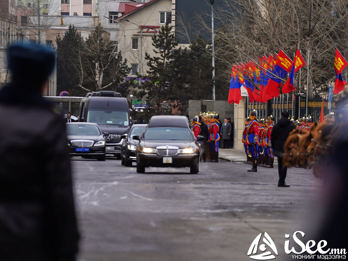 ФОТО: “Алтан Өлгий” оршоох газрын чиглэлд замын хөдөлгөөнийг 20 минут хаав 