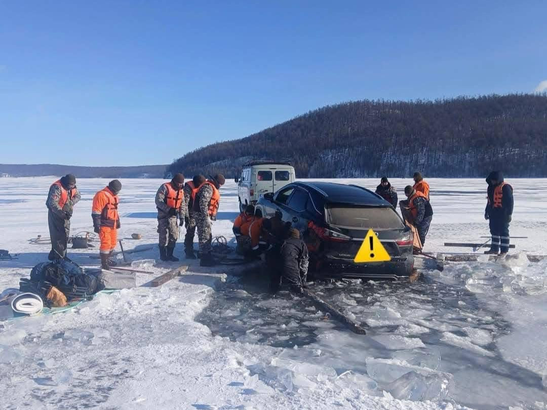 ''Лексус 450'' загварын автомашин дугуйгаараа мөсөнд цөмөрсөн байсныг татан гаргажээ 