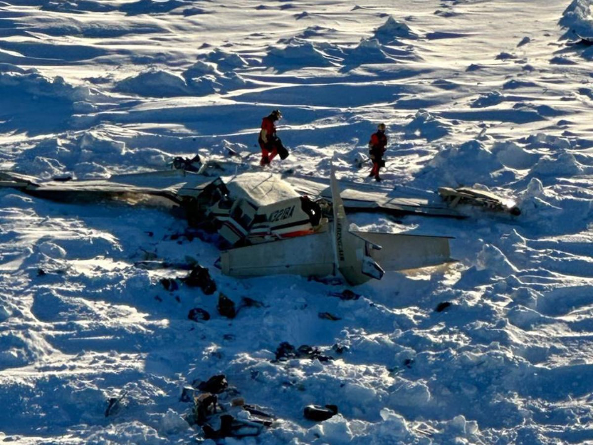 Сураггүй алга болоод байсан "Bering Air" компанийн онгоцны сэгийг мөсөн дээрээс олжээ