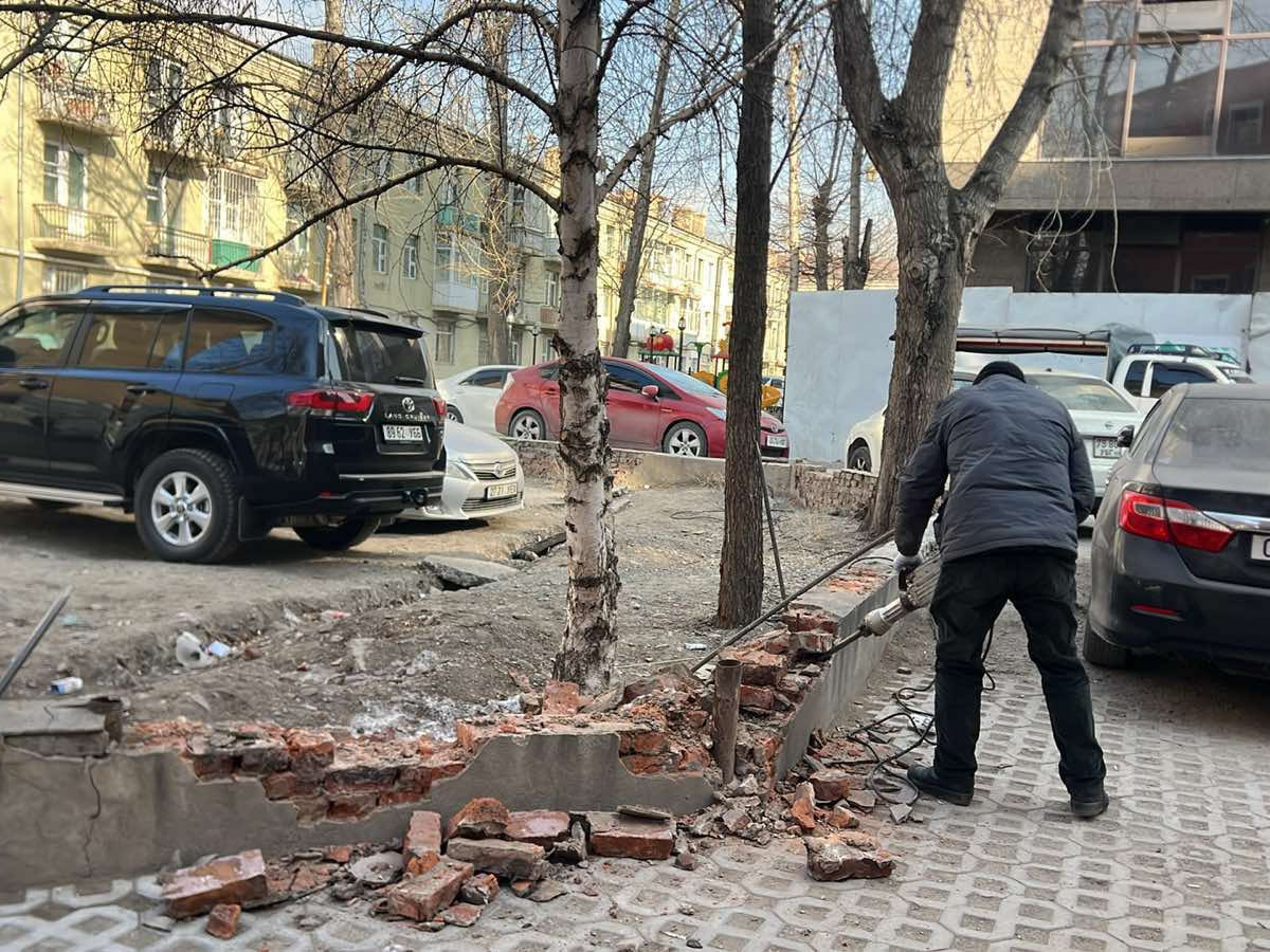 Нийтийн эзэмшлийн талбайд барьсан гарааш, хашлагуудыг буулгаж байна