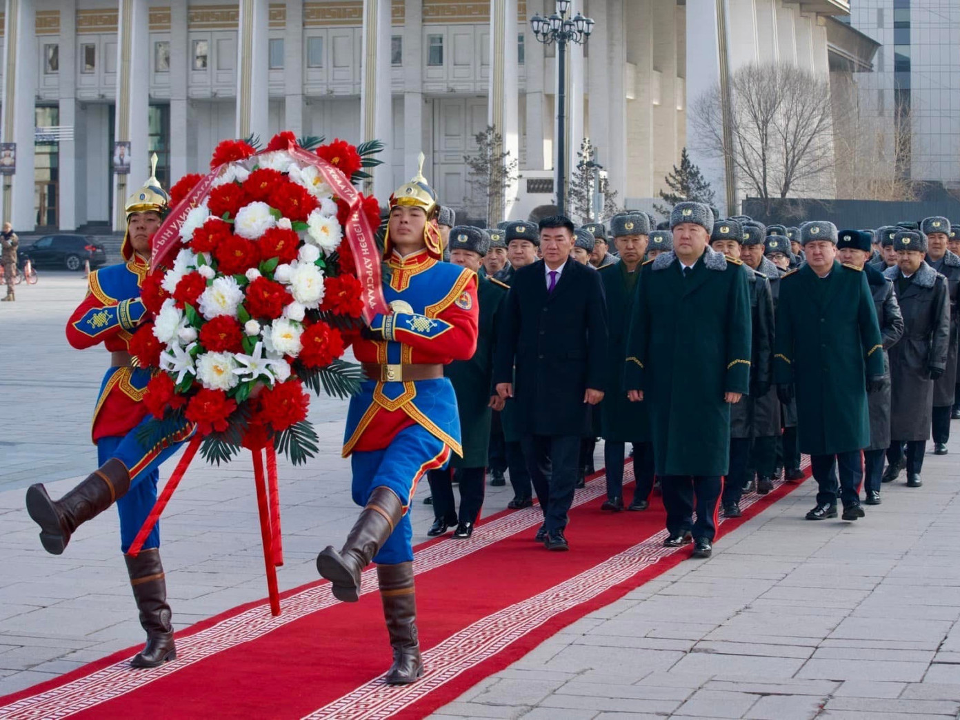 Монгол цэргийн өдрийг тохиолдуулан их жанжин Д.Сүхбаатарын хөшөөнд цэцэг өргөж, хүндэтгэл үзүүллээ