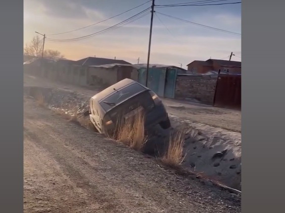 Айлын хашаа мөргөөд зугтсан жолоочийг согтууруулах ундааны зүйл хэрэглэсэн байхад олж тогтоон шалгаж байна 