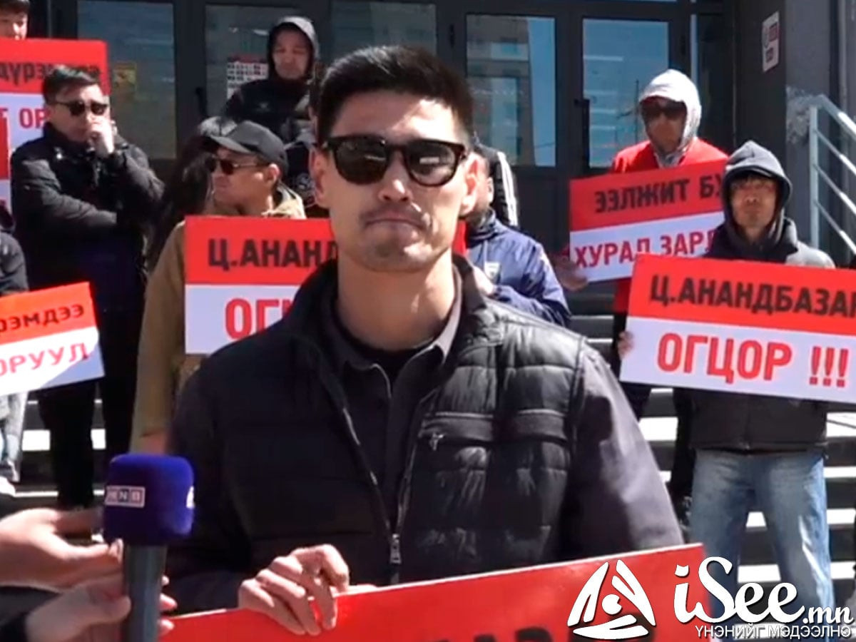 Хөлбөмбөгийн тамирчид, клубүүд Ц.Анандбазарыг огцрохыг шаардаж, тэмцээн уралдаанд оролцохгүй хэмээн жагсаж байна