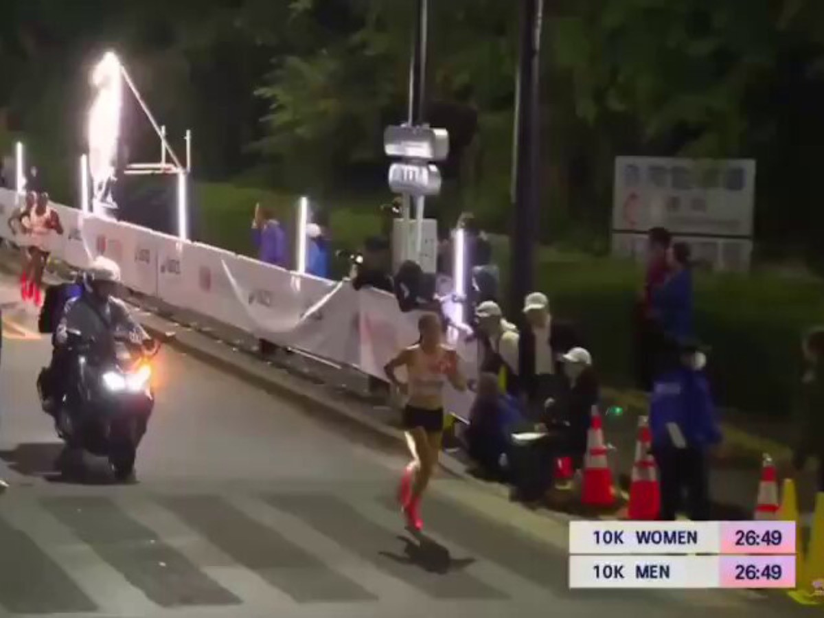 ВИДЕО: Японд болсон 10 км-ын гүйлтийн төгсгөлд буруу эргэсэн Кени тамирчин ялалтаа алджээ