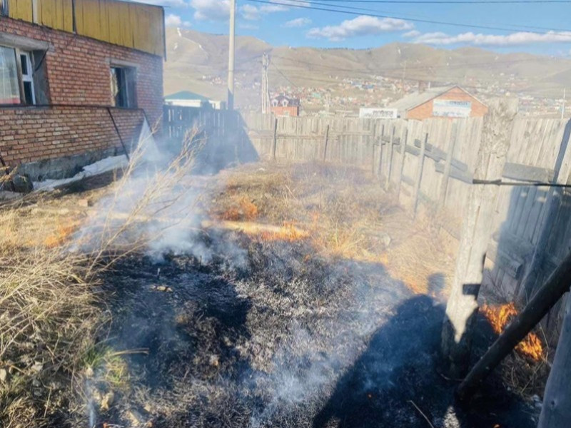 Хашааны шар өвс, хог хаягдлыг ил задгай шатаахгүй байхыг анхааруулж байна