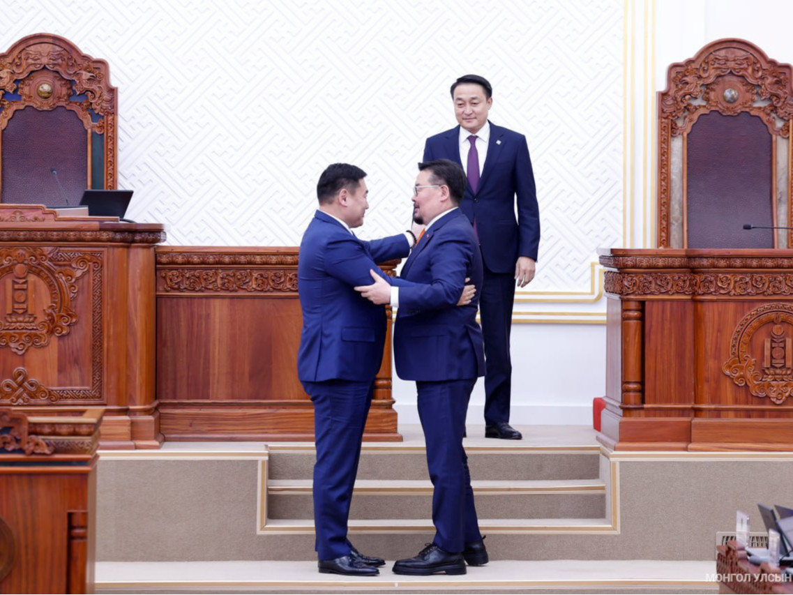 МАН-ын бүлгийн 30 гишүүн хуучин сайд нарыг үлдээхийг эсэргүүцсэн нь "урвагчид албан тушаалдаа амар үлдэхгүй шүү" гэсэн Л.Оюун-Эрдэнийн санааг илэрхийлж байж болзошгүй