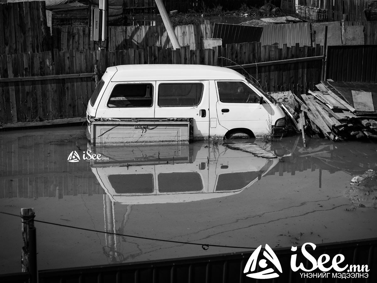 Говь-Алтай аймгийн Есөнбулаг суманд үер бууж, 13 айл усанд автжээ