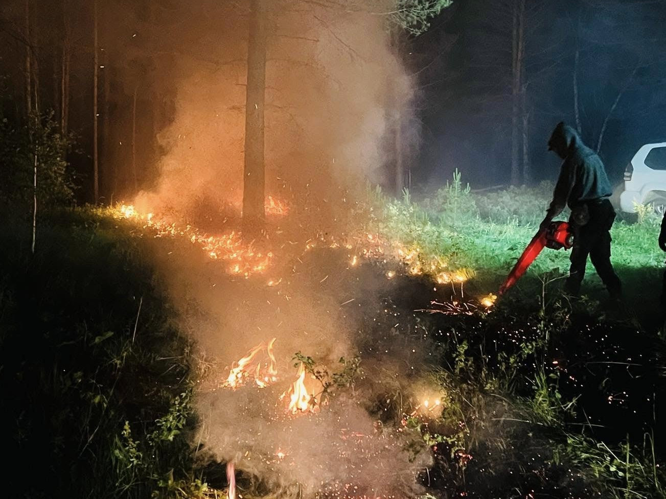 Сэлэнгэ аймаг өндөржүүлсэн бэлэн байдал зарлаж, зургаан суманд гарсан 10 ойн түймрийг унтраахаар ажиллаж байна