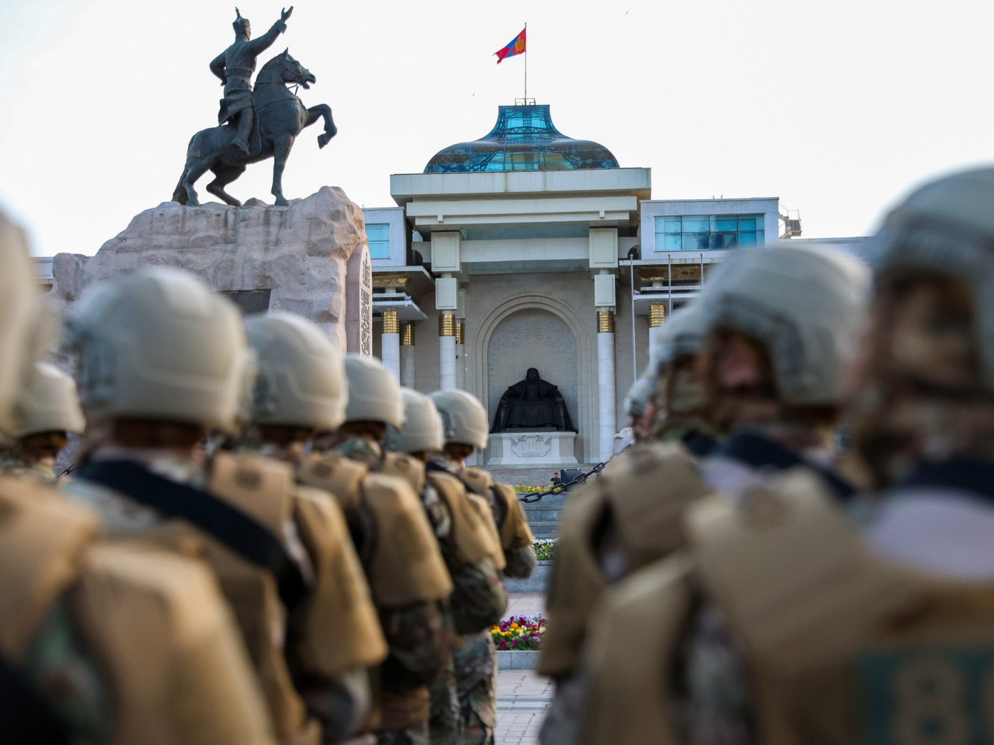 Төрийн далбааны өдөрт зориулсан цэргийн ёслолын жагсаалд бэлдэж байна