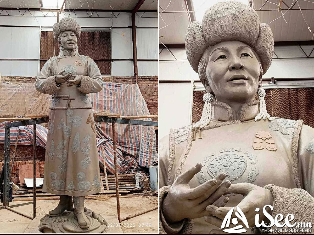ФОТО: Дархан аварга Ж.Мөнхбат агсны хөшөөг урласан Ж.Түмэнчулуун Ардын жүжигчин Г.Түмэндэмбэрэл агсны гэрэлт хөшөөг барьжээ