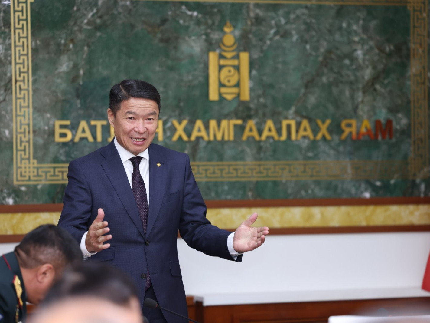  Батлан хамгаалахын сайд Д.Батлут салбарын үе үеийн сайд, дарга нарт хүндэтгэл үзүүллээ 