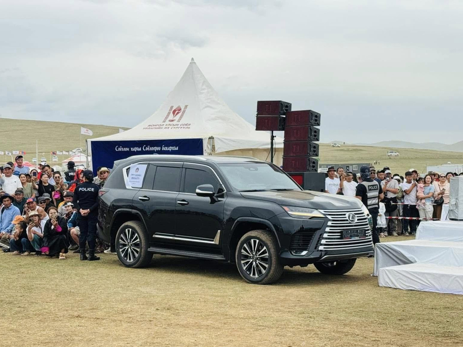 ВИДЕО: Монгол улсын шинэ арслан Э.Батмагнай түрүү бөхийн мялаалга LEXUS 600 авто машинаа гардан авлаа