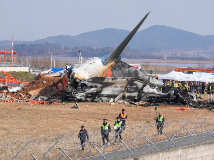 ВИДЕО: 179 хүн амиа алдсан “Jeju Air” компанийн онгоцны осол “нисгэгч моторыг буруу удирдсан” гэсэн урьдчилсан дүгнэлт гарчээ