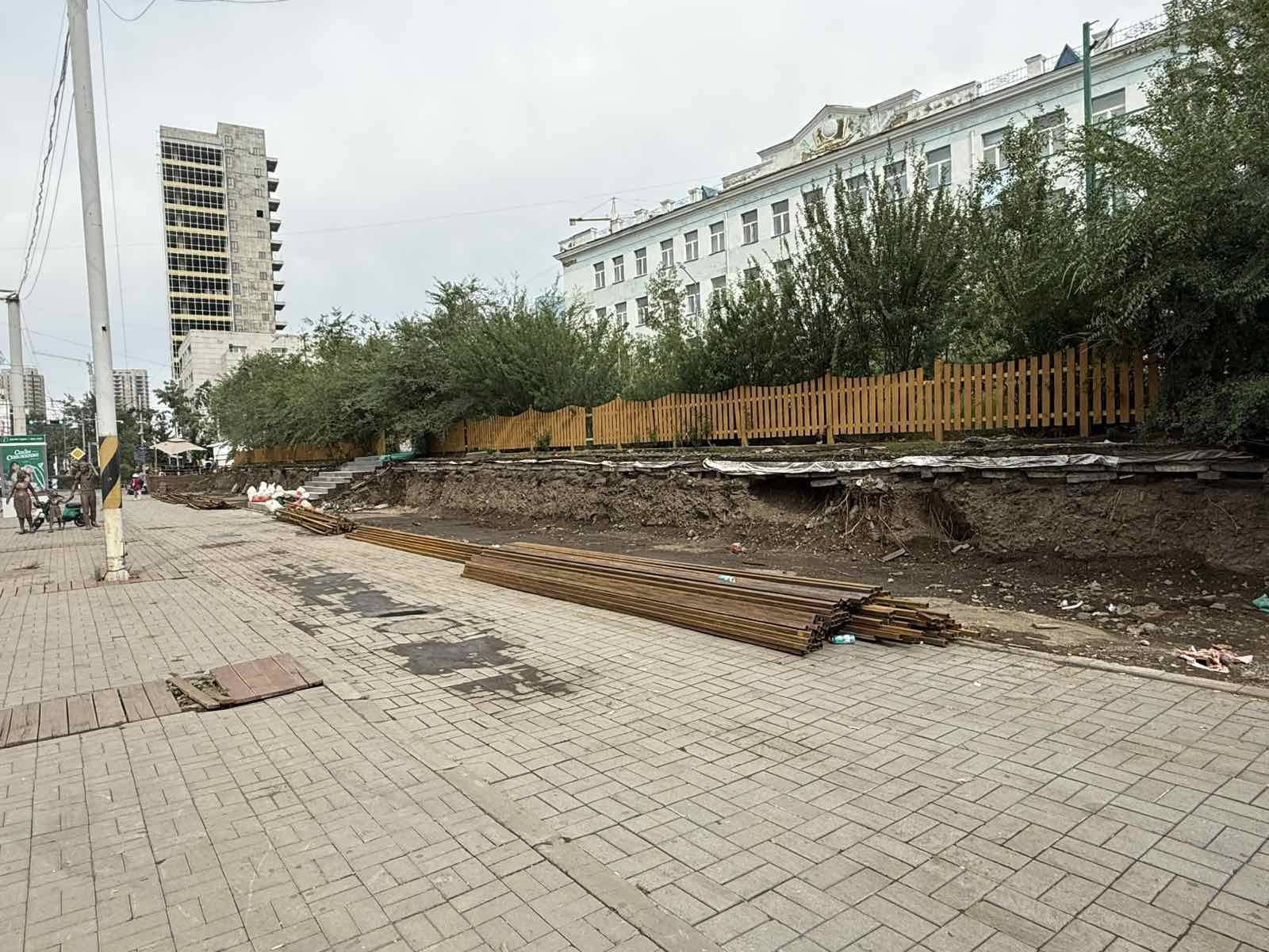 45 дугаар сургуулийн урд талд түр байгууламж барьсан зөрчлийг арилгуулжээ