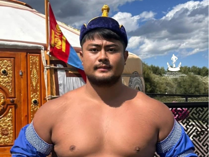 Японы мэргэжлийн бөхийн тамирчин Ханада Хидэтора Өндөр гэгээний даншиг наадамд барилдаж байна