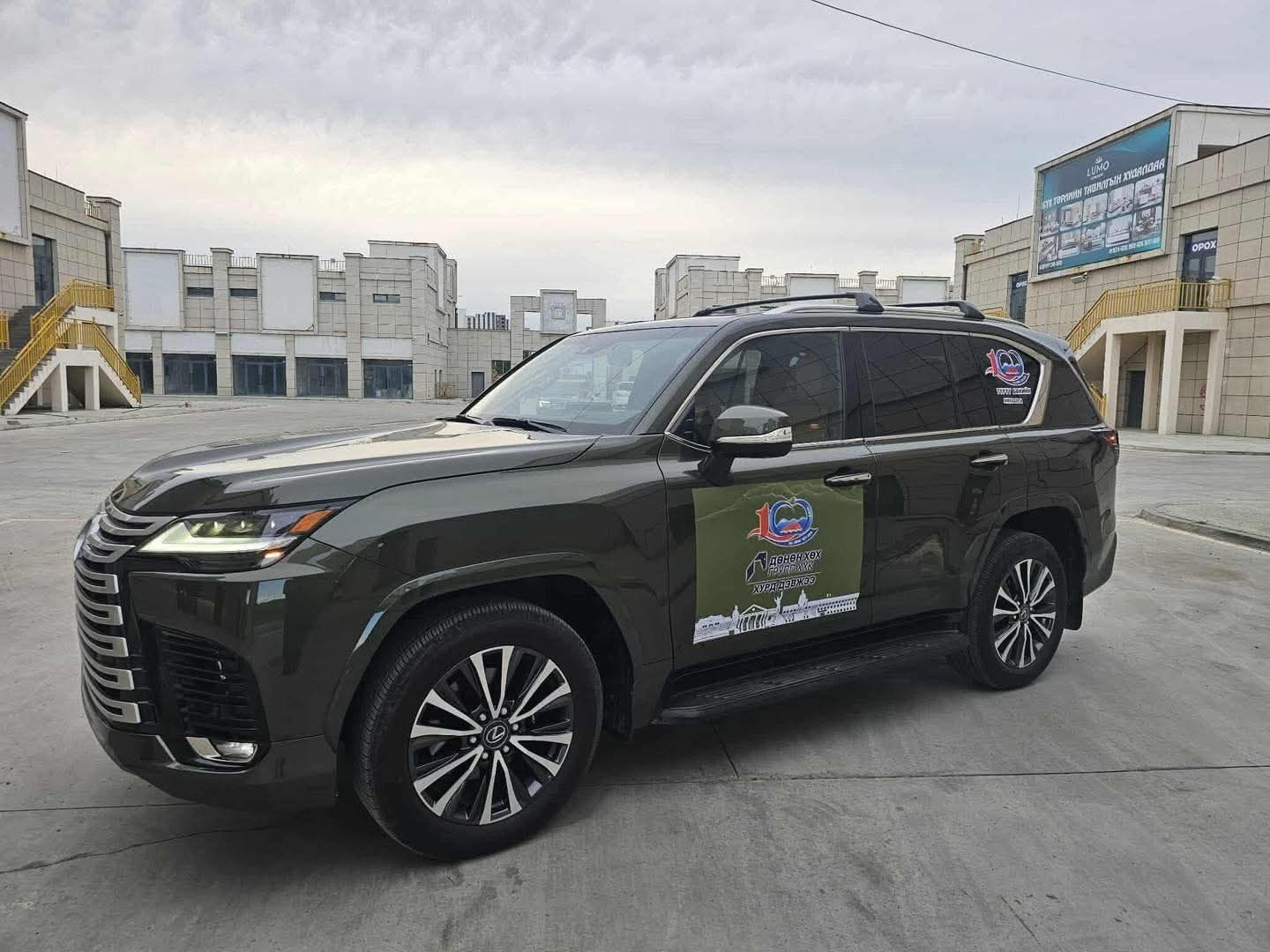Увсын 100 жилд түрүүлсэн бөхийг LEXUS 600 автомашин, үзүүрлэсэн бөхийг 3 өрөө байр, их шөвгийн бөхчүүдийг 2 өрөө байраар шагнана