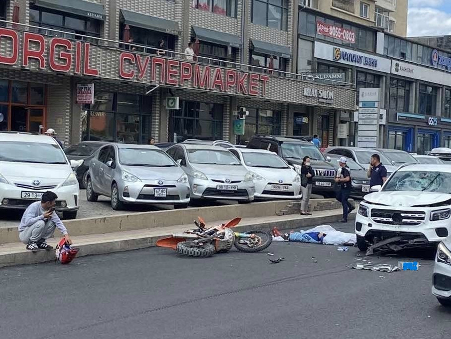 ВИДЕО: Автомашин, мотоциклтой мөргөлдсөн осол гарчээ