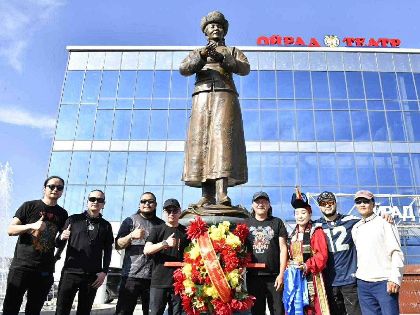 Увс аймаг дахь тоглолтынхоо өмнө "The Hu" хамтлаг Ардын жүжигчин Г.Түмэндэмбэрэлийн хөшөөнд хүндэтгэл үзүүллээ