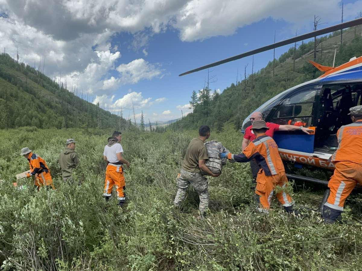 Хөвсгөл аймагт гарсан түймрийн голомтод ажиллах алба хаагчдыг нисдэг тэргээр хүргэж байна