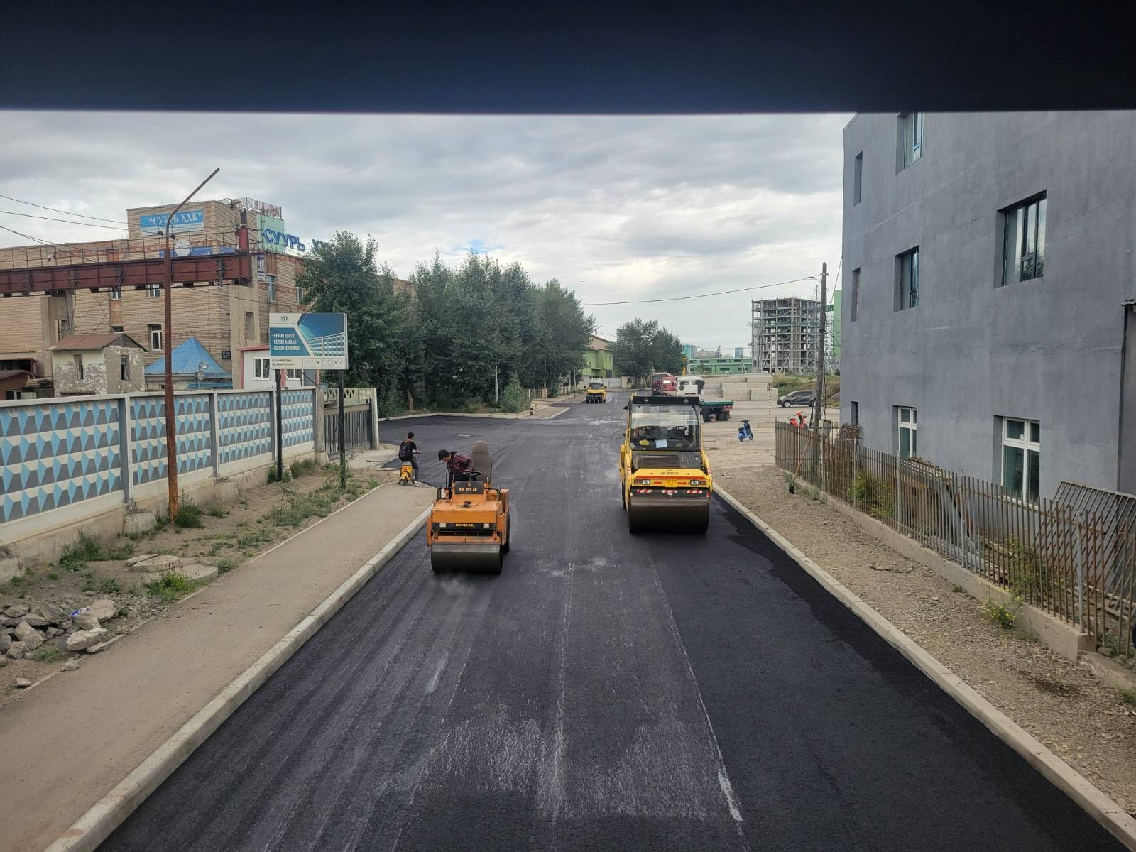 Баруун үйлдвэрийн гудамжны авто замын засвар шинэчлэлийн ажил үргэлжилж байна